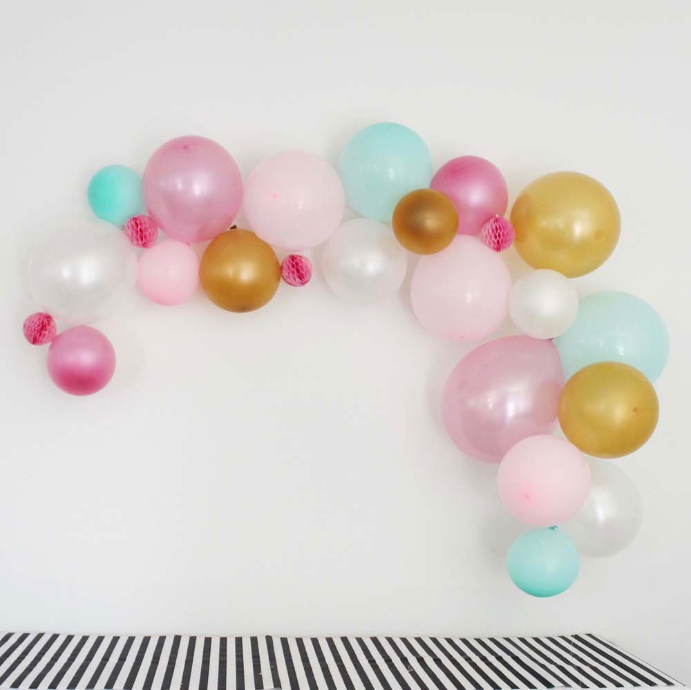 DIY Balloon Garland. So easy! #balloon #partydecor #partyinspo