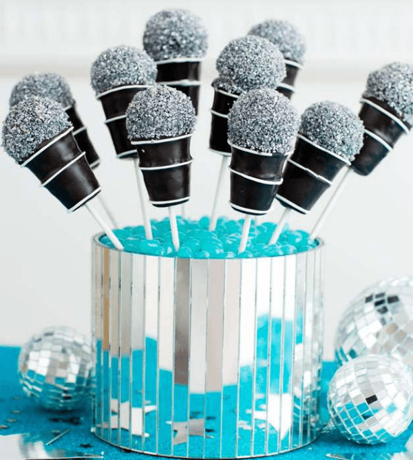 Who wouldn't want to come to this rock and roll themed birthday party? Love these microphone cake-pops!