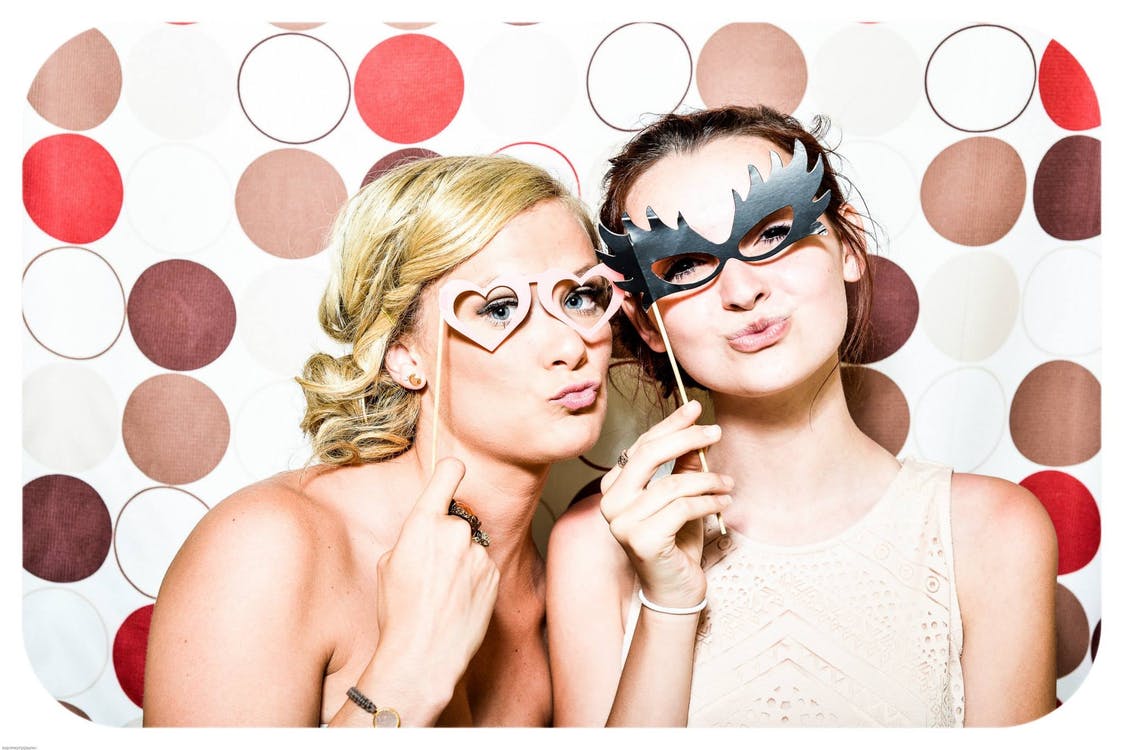 5 Class Reunion Ideas for the Perfect Event #classreunion #partyindeas #partyinspo #reunions